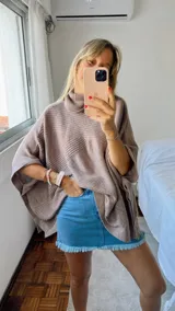Minifalda de jean azul con botones frontales y ruedo desflecado.