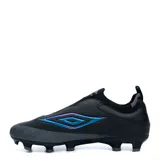 Championes de fútbol Umbro Belix Hg/Fg, color negro con detalles en gris y un llamativo logo lateral tornasolado en tonos azules y morados. Diseño sin cordones con empeine de tejido elástico y suela con tapones para césped natural o sintético.