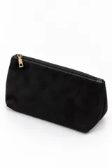 Bolso negro tipo tote de PU y gamuza, con doble asa de hombro, solapa frontal y cierre superior, acompañado de un neceser con cierre a juego.