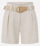 Short recto de cintura alta, color verde militar, con trabillas, pliegues delanteros y cierre tradicional. Confeccionado en mezcla de viscosa y lino, e incluye un cinturón de rafia artificial con hebilla de argollas.