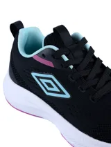 Championes deportivos Umbro modelo Vega, color verde agua, con capellada de tejido técnico transpirable y suela de goma blanca con amortiguación.