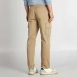 Pantalón cargo color beige de corte recto, con bolsillos laterales con fuelle y cierre de solapa.