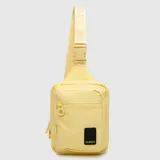 Bolso tipo morral de diseño compacto en color amarillo, con correa ajustable con hebilla de cierre rápido, bolsillo frontal con cierre y parche de marca en contraste.