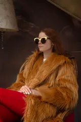 Tapado de piel sintética color camel, corte recto y silueta relajada, con interior forrado y bolsillos funcionales.