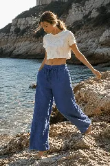 Pantalón ancho negro de lino, con cintura elástica con cordón ajustable y prácticos bolsillos laterales.