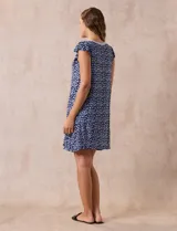 Camisón corto azul marino con estampado floral celeste, escote en V con puntilla blanca y botones.