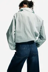 Jean de tiro alto y pierna super ancha, confeccionado en denim de algodón rígido con efecto desgastado en los muslos.