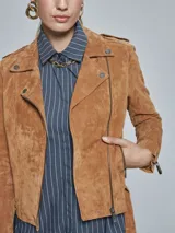 Campera biker color marrón de gamuza con cierre cruzado y cinturón ajustable.