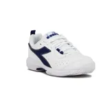 Championes de tenis Diadora modelo Challenge 5 para mujer, color blanco con detalles en azul marino. Poseen capellada con perforaciones laterales para mayor transpirabilidad, cierre de cordones y suela de goma resistente.