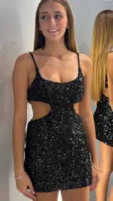 Vestido corto de fiesta confeccionado íntegramente en lentejuelas negras. Presenta un diseño con breteles finos, escote redondo y aberturas laterales (cut-out) en la cintura.