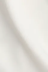 Short de sastre de tiro alto, color beige, con bolsillos al bies y pinzas moldeadoras. Cierre frontal con cremallera y corchete oculto.