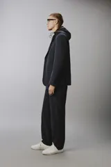 Pantalón de traje regular fit negro, confeccionado en tejido técnico transpirable Non Iron, con bolsillos frontales, bolsillos traseros de vivo y cierre frontal con cremallera y botón.