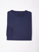Buzo de cuello redondo, manga larga, confeccionado en tejido de punto con textura jaspeada en color azul.