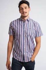 Camisa de corte slim fit con estampado de cuadros en tonos rojos, azules, blancos y negros. Presenta cuello clásico, cierre frontal abotonado y logo bordado en el pecho.