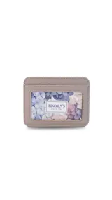 Tarjetero de símil cuero color beige con visor frontal transparente y ranuras para tarjetas.
