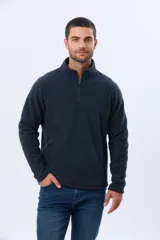 Buzo de abrigo de polar color negro, con cuello alto, medio cierre metálico frontal y bolsillos laterales con cierre. Presenta logo a tono bordado en el pecho.