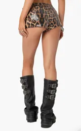 Short tiro bajo con estampado animal print y lentejuelas.