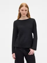 Remera de manga larga con cuello bote, confeccionada en tela fluida de color negro, con corte recto y acabado liso.
