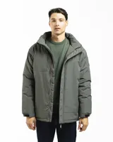 Campera de invierno color negro, con capucha acolchada ajustable, cierre frontal protegido por solapa con botones a presión, bolsillos laterales y puños regulables con velcro.