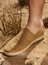 Alpargatas color beige con capellada perforada y suela de yute.