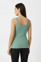 Musculosa de algodón y lycra color verde menta, ajustada al cuerpo, con escote redondo profundo y diseño en tejido rib.