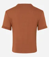 Blusa básica de cuello redondo y manga corta con detalle de dobladillo, confeccionada en tejido de viscosa con elastano.