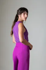 Body violeta con diseño cruzado en el frente, sin mangas y corte ajustado.