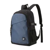 Mochila urbana de diseño bicolor en negro y azul, con compartimento principal amplio, bolsillo frontal diagonal con cierre y bolsillo lateral de red. Incluye correas de compresión laterales y correas de hombro acolchadas y ajustables.