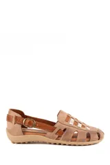 Sandalia plana tipo huarache en tonos marrón y tostado, confeccionada en cuero con diseño trenzado en el empeine, tira ajustable con hebilla lateral y suela de goma.