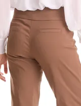 Pantalón de corte recto y entallado, color verde militar, con cintura ancha de soporte y nervadura central vertical que estiliza la silueta. Cuenta con frente limpio y bolsillos posteriores simulados.