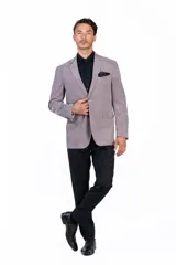 Blazer de pana color gris topo, con solapas de muesca, cierre de dos botones y bolsillo de parche en el pecho con pañuelo decorativo.