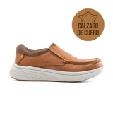 Zapato casual de cuero color marrón, sin cordones, con elásticos laterales y suela blanca.