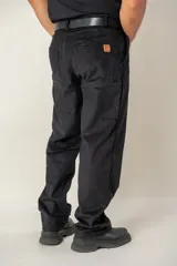 Pantalón de corte ancho confeccionado en tejido de pana, con bolsillos traseros y etiqueta de marca en cuero sintético.