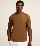 Remera de hombre color beige, de corte regular, cuello redondo y manga corta.