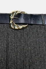 Pantalón de tiro alto con diseño de espiga, corte recto y nervio marcado en el frente. Incluye un cinturón ancho con hebilla metálica dorada y cierre lateral con cremallera oculta.