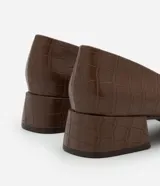 Zapato de tacón color marrón con textura crocco, punta fina y tacón cuadrado.