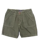 Bermuda color verde militar, de jean, con dos bolsillos frontales tipo parche, costuras a contratono y botones de cobre.