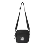 Bolso tipo morral de Obey, confeccionado en poliéster resistente color negro. Cuenta con un compartimento principal con cierre metálico, un bolsillo frontal con cierre, correa ajustable y un parche con el logo de la marca en la parte delantera.