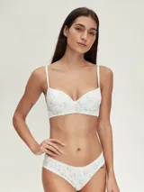 Conjunto de ropa interior negro, compuesto por un corpiño con aro y breteles regulables, y una bombacha tipo bikini con detalle de puntilla.