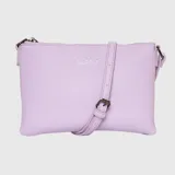 Cartera tipo bandolera de cuero vegano con textura granulada, cierre superior y correa ajustable. Presenta el logo de la marca en la parte frontal.