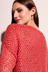 Sweater calado color marrón con lurex, de mangas largas y cuello redondo.