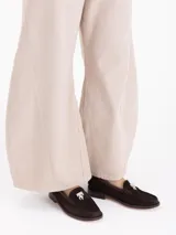 Mocasín de cuero vacuno con efecto gastado en tonos grises y negros. Presenta un aplique metálico con el logo Fire en la vincha y suela grabada con el nombre de la colaboración.