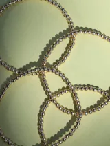 Pulsera elástica de cuentas de 3mm en oro laminado 14 kilates.