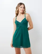 Chemise verde esmeralda de seda fría, marca Montelle. Con apliques de encaje en ruedo y escote. Breteles finos regulables.