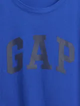 Remera azul con logo GAP estampado en el frente. De corte clásico y mangas cortas.