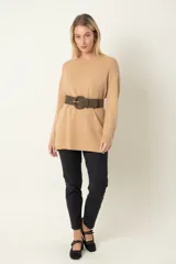 Buzo camel de viscosa y poliamida, con cuello redondo, corte holgado, tajos laterales y botones decorativos.