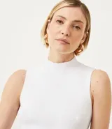 Musculosa roja de punto con cuello alto y tirantes anchos.