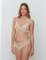 Bombacha tipo brief de microfibra color beige, con detalle de encaje en la cintura y refuerzo de algodón.