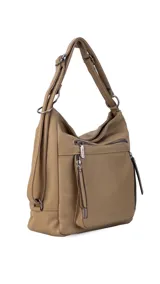 Cartera mochila versátil de cuero sintético con textura granulada, color negro. Cuenta con múltiples bolsillos frontales con cierre, correas ajustables que permiten su uso tanto como cartera de hombro o como mochila, y herrajes metálicos.