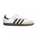 Championes Adidas modelo Samba ADV, de diseño clásico con base blanca, tres rayas laterales negras, puntera de gamuza gris y suela de goma color caramelo.